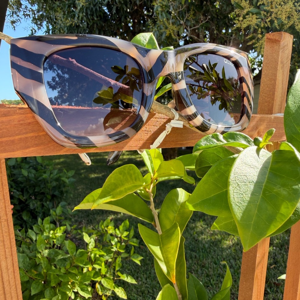 QUAY AUSTRALIA After Hours Bevel Zebra Stripe Frame Smoke Lens Sunglasses 100% U - Picture 7 of 16